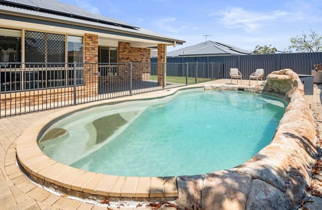 Cozy Family Home near Shops & Transport | W/Pool