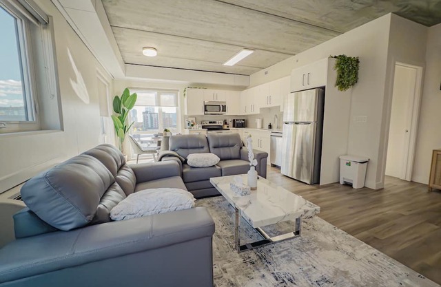 Downtown 2BR Rogers w/parking/Gym/Patio/Ac