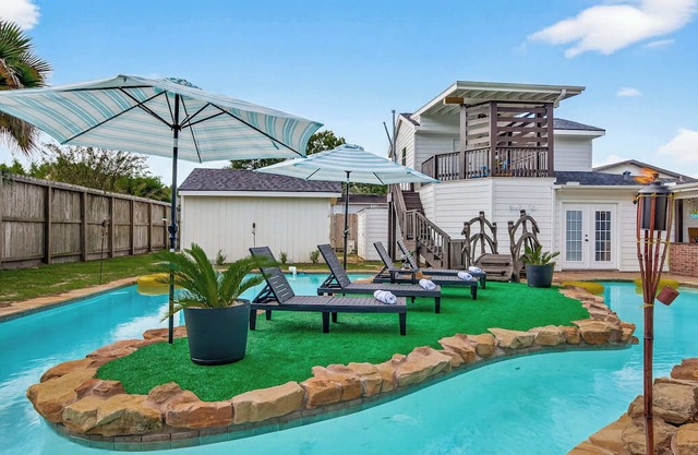 Luxury Stay Pool Firepit Game Room & BBQ