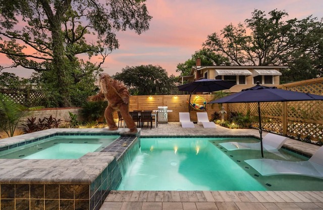 Luxury Oasis + Guest Suite Pool, Hot Tub & Grill Patio