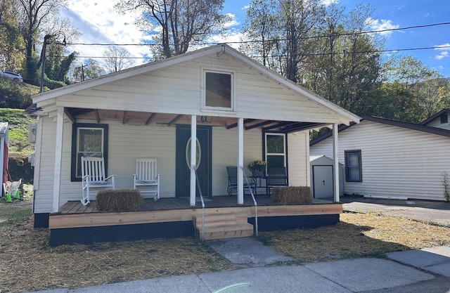 Lovely 2-bedroom house river front in Webster Springs