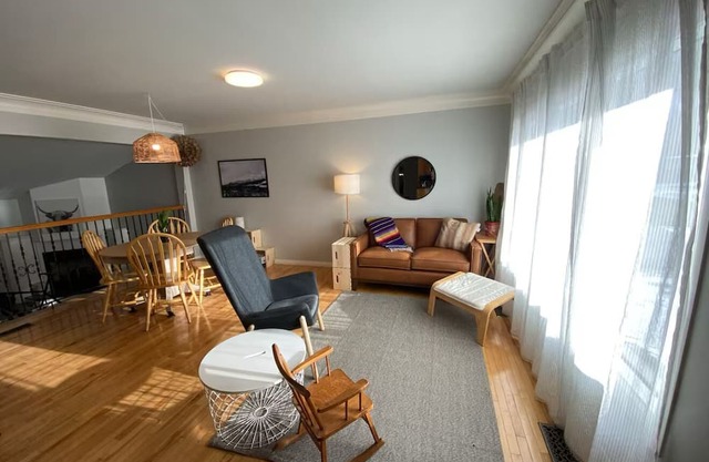 Cozy Spacious Home in the Town of Golden - walking distance - Pet-Friendly