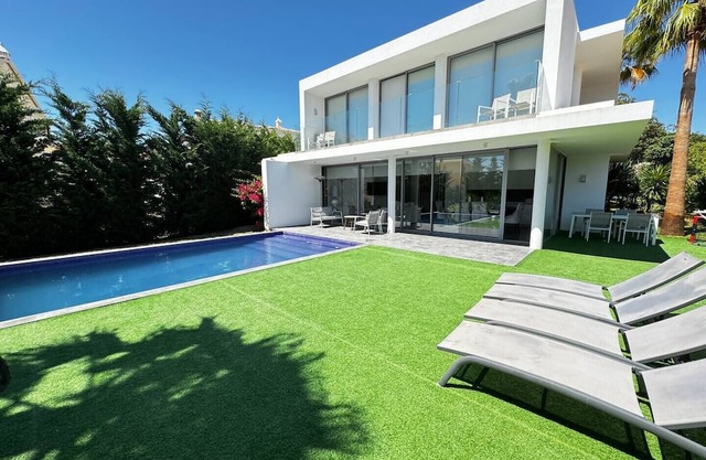 Villa Pêra by Gabi Miguel