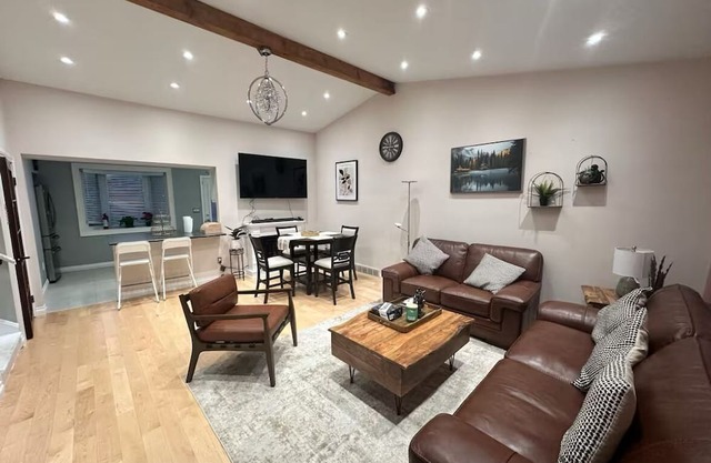 Stylish 3 bedroom home | Minutes to Falls, Golf, Wineries and More!