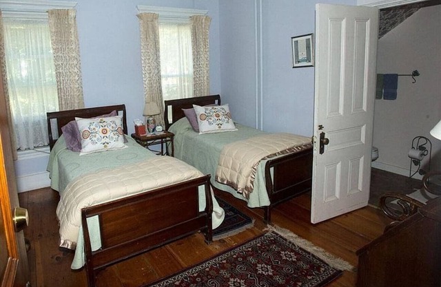 2 Twin beds on 1st floor with En-suite bathroom.