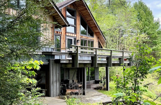 The Lakeview Art House