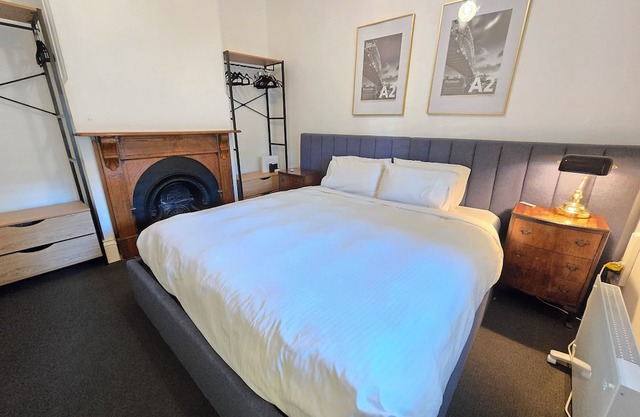 Welcome to your Preston hideaway — modern, bright, and designed for both comfort and productivity. Whether you’re here for work, study, or a Melbourne getaway, this home has you covered with hotel-style touches, a fully equipped kitchen, and even a s