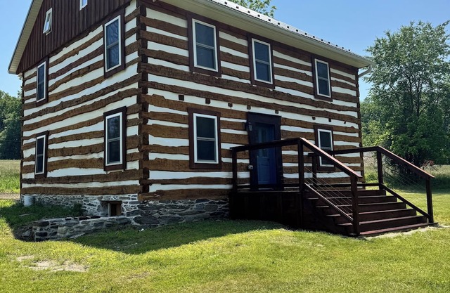 Civil War-era Log Farmhouse near Historic Gettysburg for 8 Guests