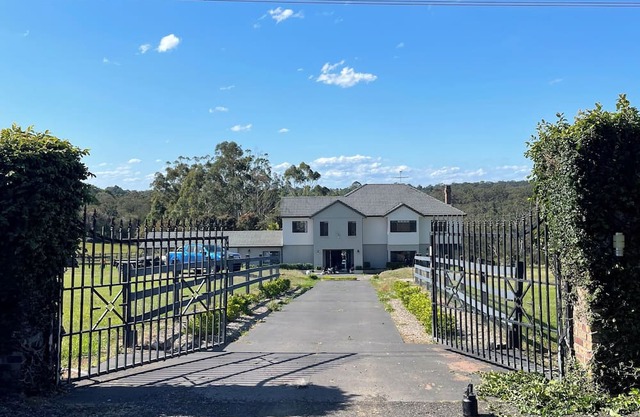 Country private estate overlooking panoramic views,Pet friendly . Resort pool