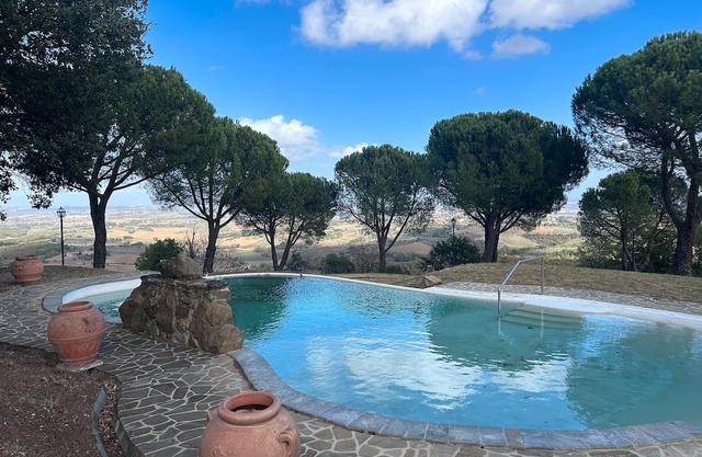 Villa 'Tiberini - Casale Il Pecino' with Lake View, Private Pool and Wi-Fi