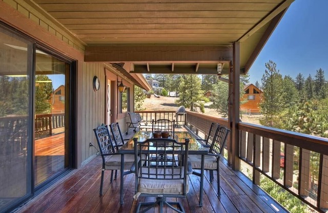 Lakeview cabin with BBQ, pool table, jetted tub, just a short walk to marina!