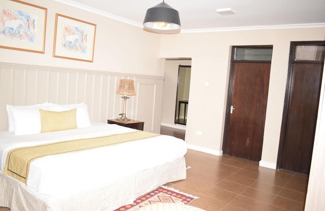 Studio Suite ensuite with Bath tab