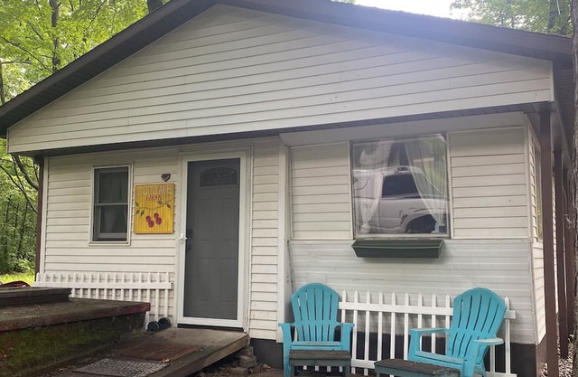 Cozy 2-bedroom cabin in Gladwin near elk lake & near sugar springs, lake lancer.