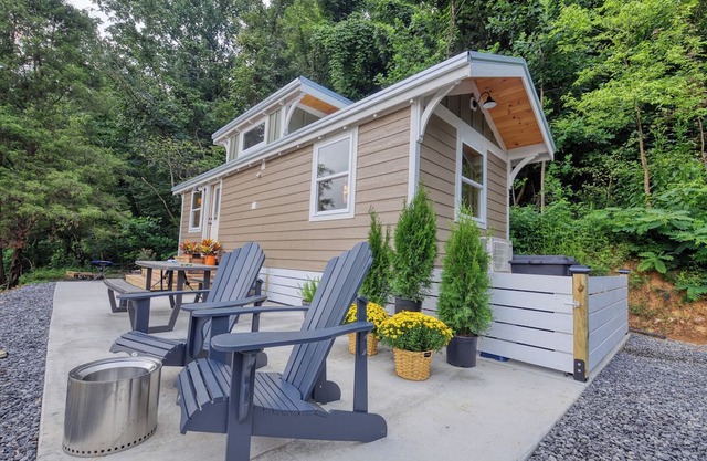 The Leconte Tiny Home Overlooking the Pigeon River