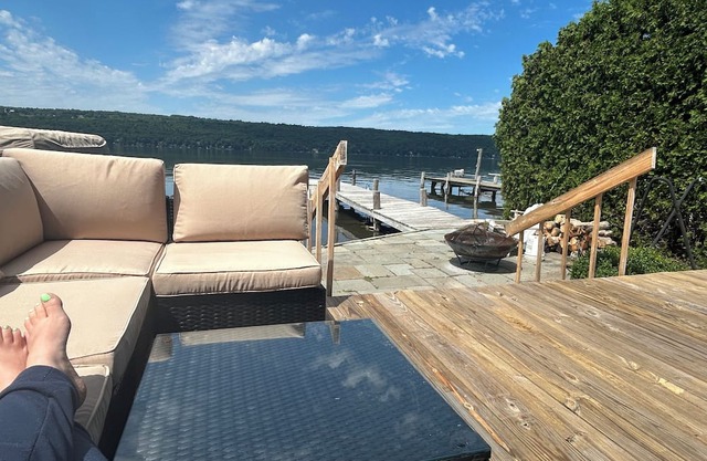 Lake house with two bedrooms, quick walk to East Shore and Stewart Park