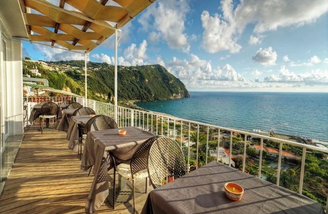 Bachelorette party with a 360-degree panoramic toast (up to 40 people).