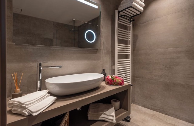 Large Deluxe Suite 101 with terrace - Relais PQlin & Winery.