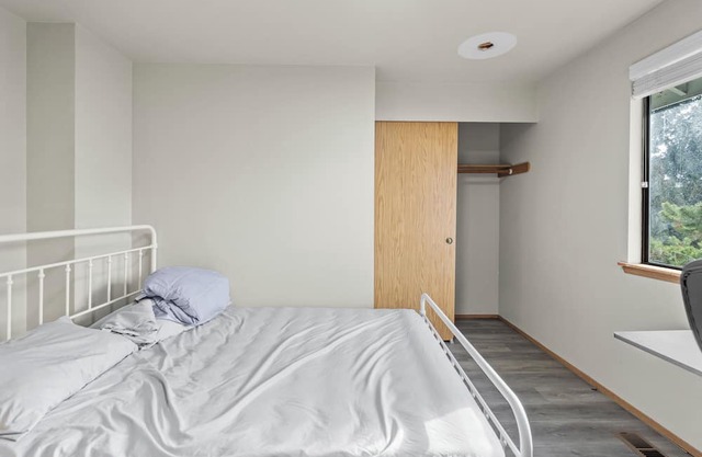 A beautiful private bedroom in a peaceful neighborhood in Federal Way- Twin-lake