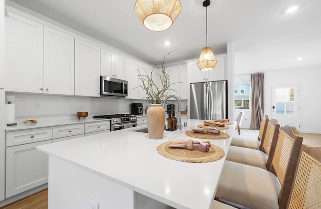 Bakersfield New NW Home – Fully Furnished & Ready. Upscale + Kitchen Amenities