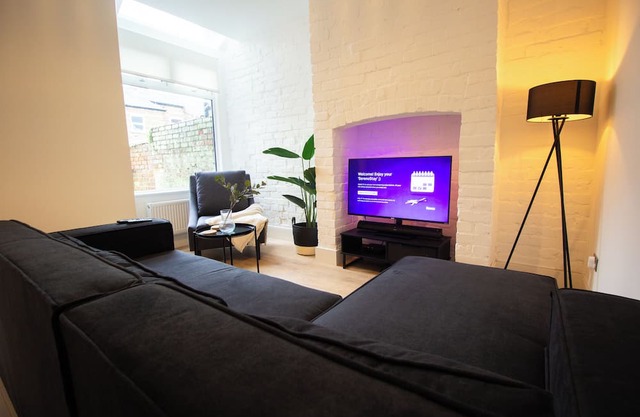 Comfy 4 Bed, Quiet Stay, Near the City Center, Free Parking & Speedy WIFI