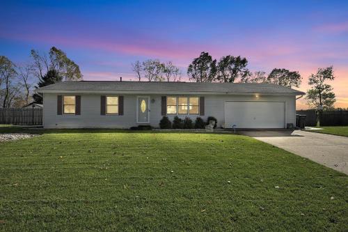 Cozy Retreat with Hot Tub in Peaceful Goshen home