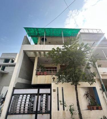 Central 3BHK fully furnished house with bath tub.