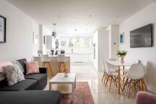 Modern Mews House - Central Cheltenham