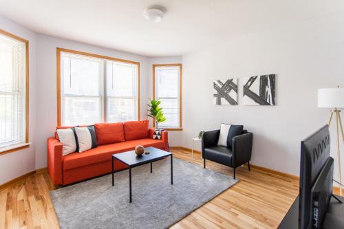 Cozy and Comfy Condo Near Wrigley | Cubs | Logan Square HL1