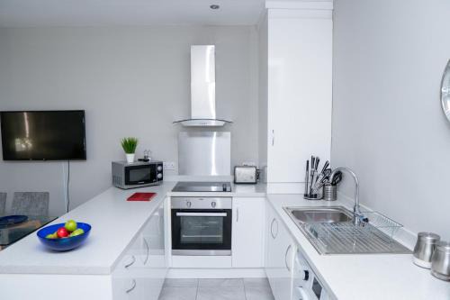 6 x MODERN APARTMENTS IN 1 BLOCK JUST OUTSIDE THE CITY MINUTES WALK FROM SHOPS AND CAFES