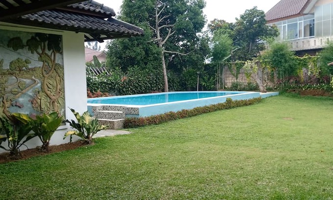 Cisarua Villa | Vila Anisa jalan raya puncak Cisarua