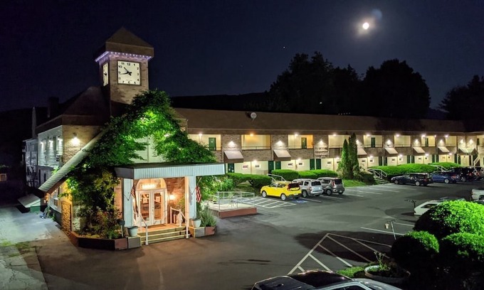 Brattleboro Hotel | The Black Mountain Inn