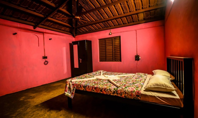 Satara Hotel | Cozy Basic Room in A Picturesque Wada 1
