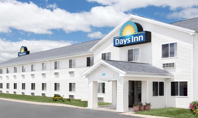 Neenah Hotel | Days Inn by Wyndham Neenah
