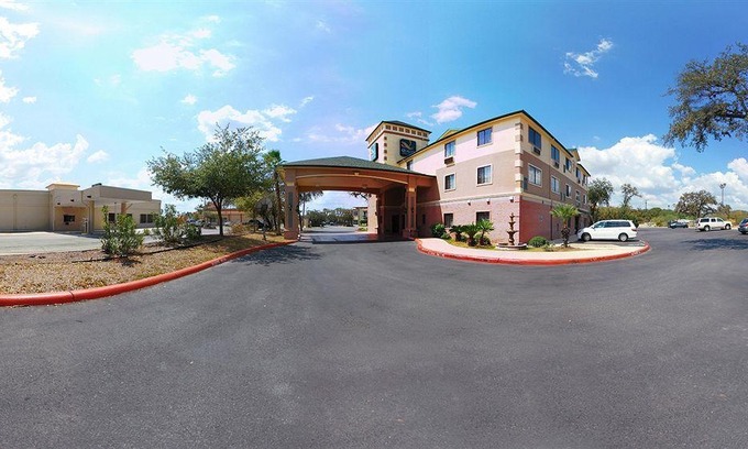 Hollywood Park Hotel | Days Inn & Suites by Wyndham San Antonio North/Stone Oak