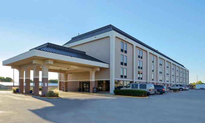 South Central Omaha Hotel | New Victorian Inn & Suites Omaha