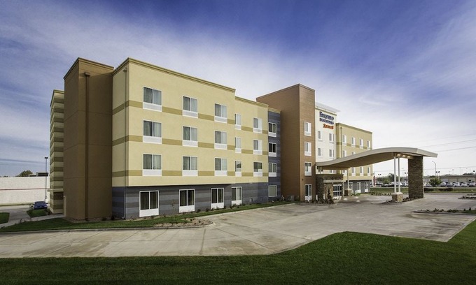 West Milwaukee Hotel | Fairfield Inn & Suites by Marriott Milwaukee West