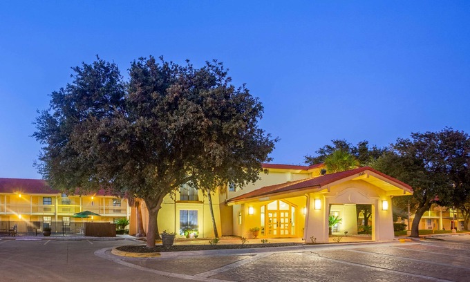 Eagle Pass Hotel | La Quinta Inn by Wyndham Eagle Pass