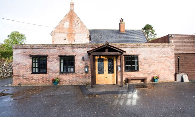 Horsham St Faith Hotel | OYO Elm Farm Country House