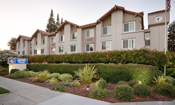 Newhall Hotel | Best Western Plus Airport Plaza