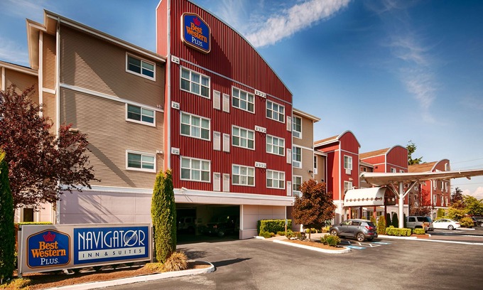 Holly Hotel | Best Western Plus Navigator Inn & Suites