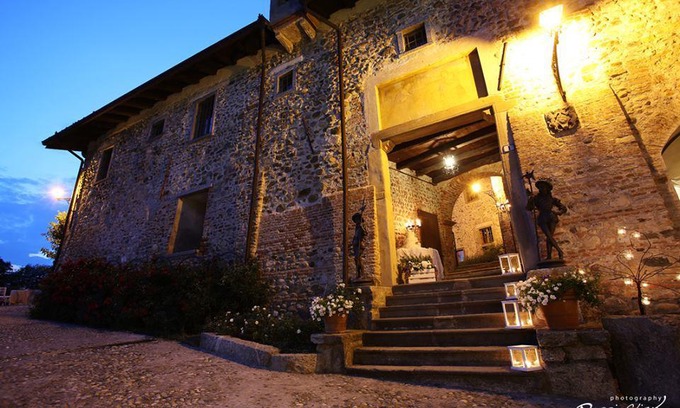 Cernusco Lombardone Hotel | Castello di Cernusco Lombardone