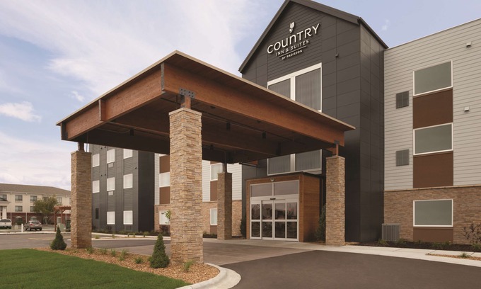Fort Atkinson Hotel | Country Inn & Suites by Radisson, Ft. Atkinson, WI