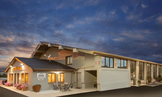 West Allis Hotel | Days Inn by Wyndham West Allis/Milwaukee