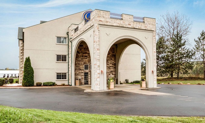 King Hotel | Comfort Suites at PAR 4 Resort