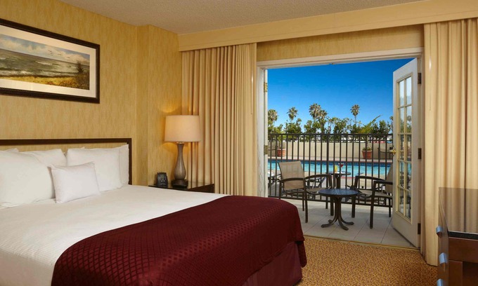 Downtown Hotel | Hilton Santa Monica Hotel & Suites