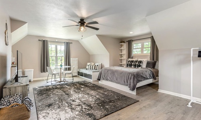 Druid Hills Apartment | Private Studio Above Garage w/Hot tub Only 1 Mile to Downtown Hendersonville