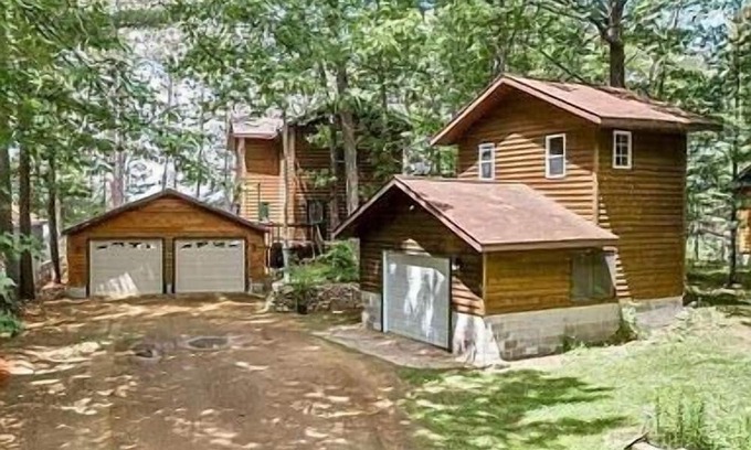 Rhinelander House | Beautiful Lakefront House With Three Bedrooms, Two Baths, Pier / Hoist