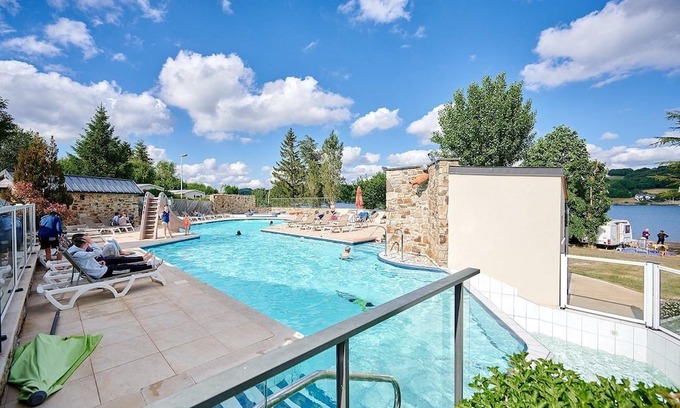 Salles-Curan Ski Chalet | Luxe Sanitary XL 6 Pers. Villatent at camping Les Genêts on Lake Pareloup