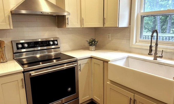 Overland Park House | KC Spacious Relaxation: 6bdrm 3.5bath 2800 sqft