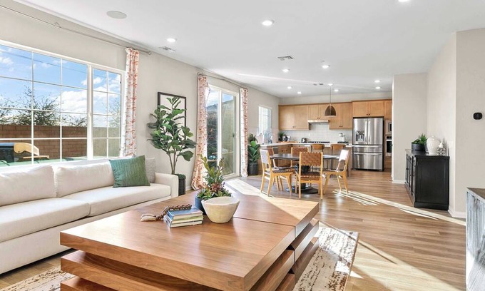 Ontario House | Elegance on Foxglove #41643